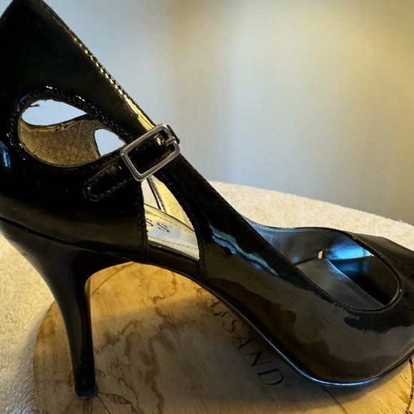 Classic GUESS Black Patent Leather, Peep Toe, Mid Heel Pump Size 8 great shape. - Picture 8 of 10